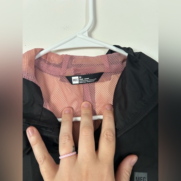 NWOT MEC Youth Black Rain Jacket with Pink Mesh Lining Size 12 - Picture 2 of 8